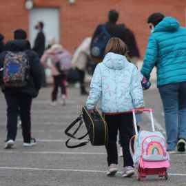 Varios niños a su llegada al primer día de clase. E.P./Isabel Infantes