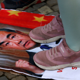 Un manifestante pisa un retrato del ministro de Exteriores chino, Wang Yi, en una manifestación a favor de Hong Kong, durante la visita del canciller a Alemania. REUTERS/Michele Tantussi