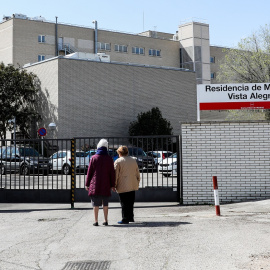 Dos mujeres en la puerta de una residencia de mayores en el barrio madrileño de Carabanchel. E.P./Jesús Hellín