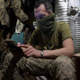  Donetsk (Ucrania), 02/02/2022.- Un militar ucraniano consulta su teléfono móvil en el frente.-EFE/EPA/STANISLAV KOZLIUK