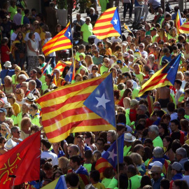 La manifestación de la Diada, a su paso por la confluencia del Paseo de Gràcia y calle Aragón de Barcelona. EFE