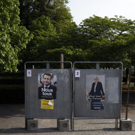  Vallas publicitarias con carteles del presidente francés y candidato a la reelección Emmanuel Macron y la candidata del partido Rassemblement National Marine Le Penjunto a un colegio electoral. EFE/EPA/YOAN VALAT