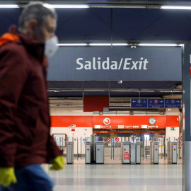  Un usuario de Cercanías Renfe protegido con guantes y mascarilla en el intercambiador de transportes de Nuevos Ministerios, en Madrid. EFE/Ballesteros