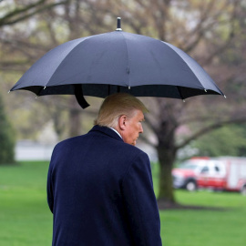 El presidente de EEUU, en los jardines de la Casa Blanca, antes de montar en el helicóptero Marine One, para dirigirse a la Estación Naval de Norfolk para enviar el USNS COMFORT para su despliegue en la ciudad de Nueva York para responder a la rápida p