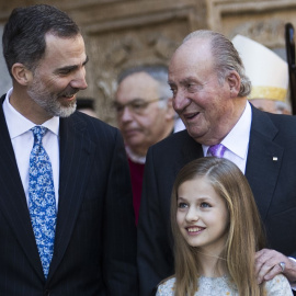 El rey Felipe VI, Juan Carlos I, y la princesa Leonor, en la Catedral del Palma de Mallorca, en abril de 2018. AFP/Jaime Reina