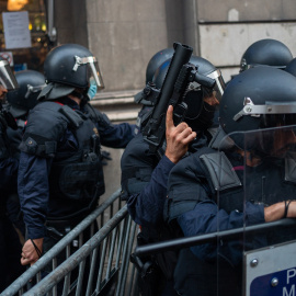  Efectivos de los Mossos d'Esquadra con material antidisturbios, en Barcelona. EUROPA PRESS