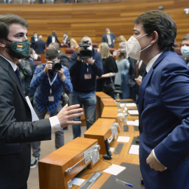 El presidente en funciones de la Junta de Castilla y León, Alfonso Fernández Mañueco (d), conversa con el candidato de Vox, Juan García-Gallardo (i), tras el pleno de constitución del parlamento regional. EFE/NACHO GALLEGO