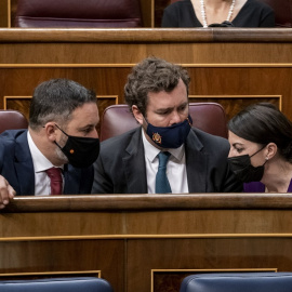 El líder de Vox, Santiago Abascal, el portavoz parlamentario de Vox, Iván Espinosa de los Monteros, y la diputada Macarena Olona, conversan en una sesión plenaria, en el Congreso de los Diputados. E.P./A. Pérez Meca