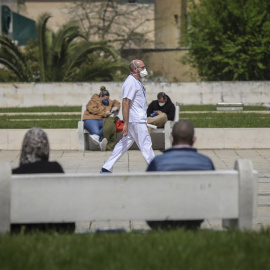 Personal sanitario en el entorno del Hospital Universitario Virgen del RocíodeSevilla. E.P./María José López