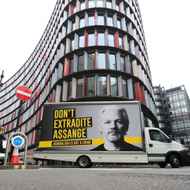 Una furgoneta con el cartel de la campaña contra la extradición del fundador de Wikileaks Julian Assange, en el centro de Londres. E.P./Aaron Chown/PA Wire/dpa