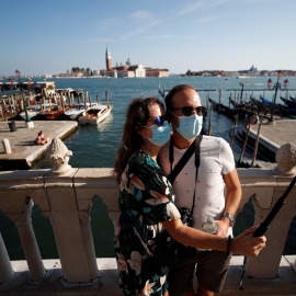 Una pareja de turistas se toman un selfi en Venecia.. REUTERS/Guglielmo Mangiapane