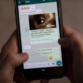 Un jóven con un móvil. SAVE THE CHILDREN