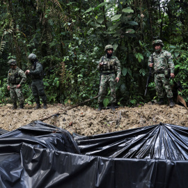  Soldados del ejército colombiano patrullan una piscina improvisada de petróleo crudo robado de un oleoducto cercano por grupos ilegales para la producción de un combustible artesanal llamado "Pategrillo" utilizado para la producción de cocaína, en T