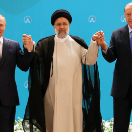  El presidente ruso Vladimir Putin, el presidente iraní Ebrahim Raisi y el presidente turco Recep Tayyip Erdogan posan para una foto antes de una reunión trilateral sobre Siria en Teherán el 19 de julio de 2022. (Foto de Sergei Savostyanov / SPUTNIK / 