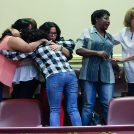  Representantes de los colectivos de trabajadoras del hogar y cuidados y el movimiento feminista para celebrar la ratificación, este jueves en el Congreso de los Diputados del convenio 189 de la OIT. EFE/ Zipi Aragón