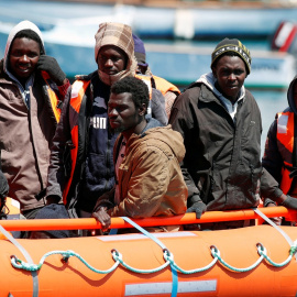Migrantes esperan a desembarcar, tras ser rescatados, en el puerto de Arguineguin, en Gran Canaria. REUTERS/Borja Suarez