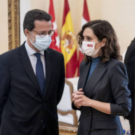 Isabel Díaz Ayuso, presidenta de la Comunidad de Madrid, conversa con su consejero de Hacienda, Economía y Empleo, Javier Fernández-Lasquetty.- EFE