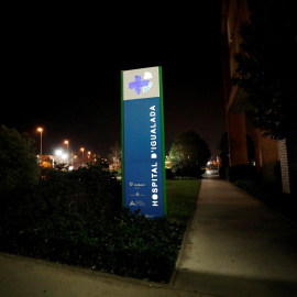 Entrada del Hospital de Igualada, una de las localidades más castigadas por el coronavirus. REUTERS/Nacho Doce