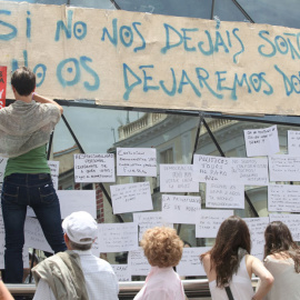 Pancartas y carteles en la entrada del Metro en la Puerta del ol durante la concentración del 15-M. PÚBLICO