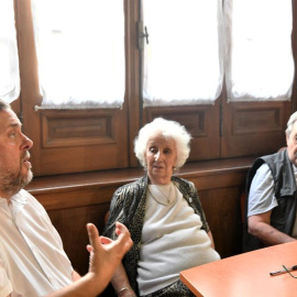  Oriol Junqueras, con la presidenta de Abuelas de Plaza de Mayo, el 16 de noviembre en Buenos Aires. EFE/Enrique García Medina