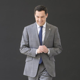  El presidente de la Junta de Andalucía, Juanma Moreno, momentos antes de anunciar el nuevo gobierno que le acompañará durante esta legislatura. EFE/ Raúl Caro