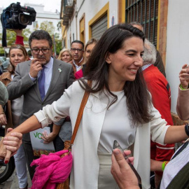 La presidenta de VOX en la Comunidad de Madrid, Rocío Monasterio (c), y el líder de Vox en Andalucía, Francisco Serrano (i), frente a un centro de menores del barrio de la Macarena de Sevilla. EFE/Julio Muñoz