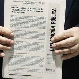El director de Amnistía Internacional España, Esteban Beltrán, sostiene el informe de la ONG que cuestiona las penas de prisión impuestas a los políticos y líderes de entidades independentistas por el caso del 'procés'. EFE/ Andreu Dalmau