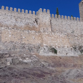 Alcazaba de Antequera (siglo XIV). Bajo ella se aprecian afloramientos de materiales triásicos compuestos por facies Keuper (arcillas granates y verdes) y Muschelkalk (dolomías grises). J.M. García Aguilar, Author provided