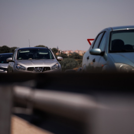 Varios vehículos retenidos en la autovía A-5, en Madrid. E.P./Alejandro Martínez Vélez