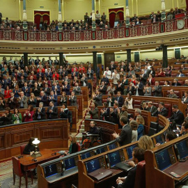 El candidato a la Presidencia del Gobierno, Pedro Sánchez (i), recibe el aplauso de los diputados de su partido y de los de Unidas Podemos tras finalizar su discurso en el Congreso de los Diputados durante la primera jornada de la sesión de su investidu
