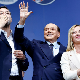 De izquierda a derecha, los líderes de la Liga, Matteo Salvini, Forza Italia, Silvio Berlusoni, y Hermanos de Italia, Giorgia Meloni, en el acto de cierre de campaña de las elecciones italianas. REUTERS/Yara Nardi