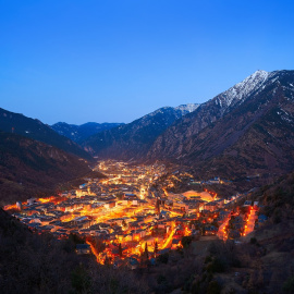 Vista nocturna de Andorra la Vella. Shutterstock / lunamarina