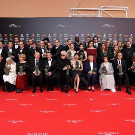 Foto de familia de los galardonados en la gala de entrega de los Premios Goya 2020 que se celebró en el Palacio de los Deportes José María Martín Carpena, en Málaga. EFE/Jorge Zapata.