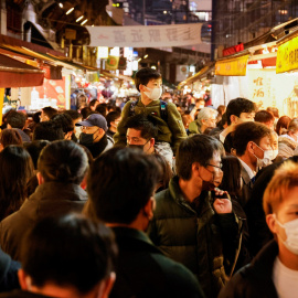 Decenas de personas se agolpan en el distrito comercial de Ameyoko, que es el mercado de comida callejera más grande de Tokio, a 29 de diciembre de 2022. -REUTERS / Issei Kato