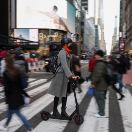 Una mujer en patinete eléctrico en Times Square, Nueva York (Estados Unidos) el 8 de diciembre de 2021. — ANDREW KELLY / REUTERS