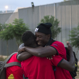 Una migrante subsahariano se abraza a sus compañeros tras salir del CIE de Melilla. AFP/Fadel Senna