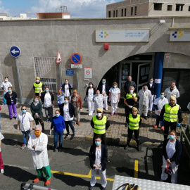 Trabajadores sanitarios y miembros de la Unidad Militar de Emergencias (UME), ante el Centro de Salud de Tamaraceite, Las Palmas de Gran Canaria, en marzo de 2020. UME, Ministerio de Defensa del Gobierno de España