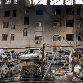 Restos de viviendas y coches palestinos incendiados por los colonos en Hawara, cerca de Nablus.AMMAR AWAD / REUTERS