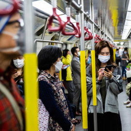 Pasajeros con mascarilla en el metro de Hong Kong. - EFE
