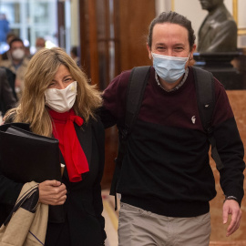 Yolanda Díaz y Pablo Iglesias, en una imagen de marzo de 2021, a su llegada a una sesión plenaria en el Congreso de los Diputados. E.P./A.Ortega/POOL