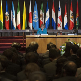 Imagen de mayo de 2015, del primer ministro chino Li Keqiang, en una reunión del CEPAL, en Santiago de Chile, en presencia de la secretaria general del organismo Alicia Barcena y de la entonces presidenta chilena Michelle Bachelet. AFP/Vladimir Rodas