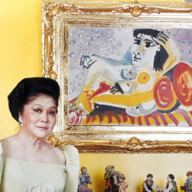  Fotografía de archivo fechada el 2 de octubre de 2002 en la que aparece Imelda Marcos, conocida como "La mariposa de hierro", viuda Ferdinand Marcos, durante una entrevista concedida a Esther Rebollo en su residencia en Manila, en la que se aprecia un c