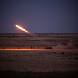 Soldados saharauis lanzan un cohete de 120 mm contra una base militar marroquí en el muro que divide el Sáhara Occidental, el 15 de octubre de 2021. / Jairo Vargas