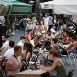Varias personas sentadas en bares de la plaza dels Àngels del Raval, en Barcelona. E.P./David Zorrakino 