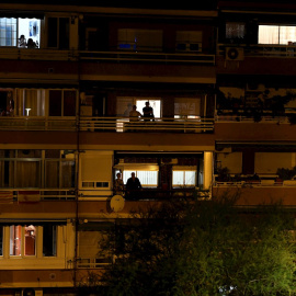 Vecinos de Vallecas, en Madrid, aplauden desde las ventanas de sus viviendas secundando la convocatoria hecha en las redes sociales para hacer un homenaje a todo el personal sanitario que está trabajando para combatir el coronavirus . EFE/Víctor Lerena