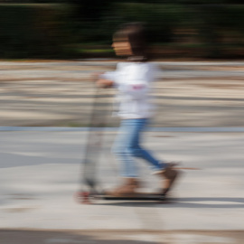 Una niña pasea en su patinete en el parque del Retiro. E.P./Alejandro Martínez Vélez