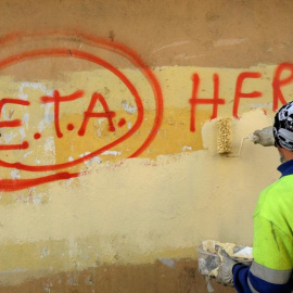 Un operario municipal borra una pintada a favor de ETE en la localidad vizcaína de Gernika. REURTERS/VINCENT WEST