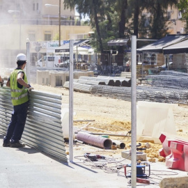  Dos obreros colocan una pieza metálica del cajón de obra durante las obras de ampliación del metrocentro de San Bernardo a Santa Justa en el barrio de Nervión, en Sevilla. — Joaquín Corchero / EUROPA PRESS