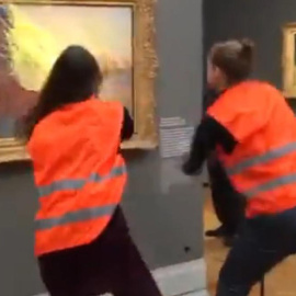 Activistas atacan un cuadro de Monet expuesto en el Museo Barberini de Potsdam (Berlín).