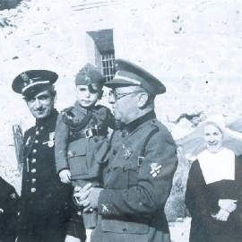 Restituto Valero, en brazos del general Moscardó.